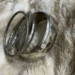 Bundle of silver tone bracelets (5)